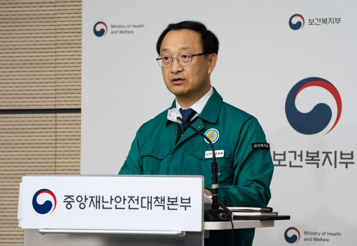▲전병왕 ‘의사 집단행동 중앙재난안전대책본부(중대본)’ 1통제관(보건복지부 보건의료정책실장)이 지난달 25일 정부세종청사에서 진행된 중대본 브리핑에서 회의 결과를 발표하고 있다. (사진제공=보건복지부)