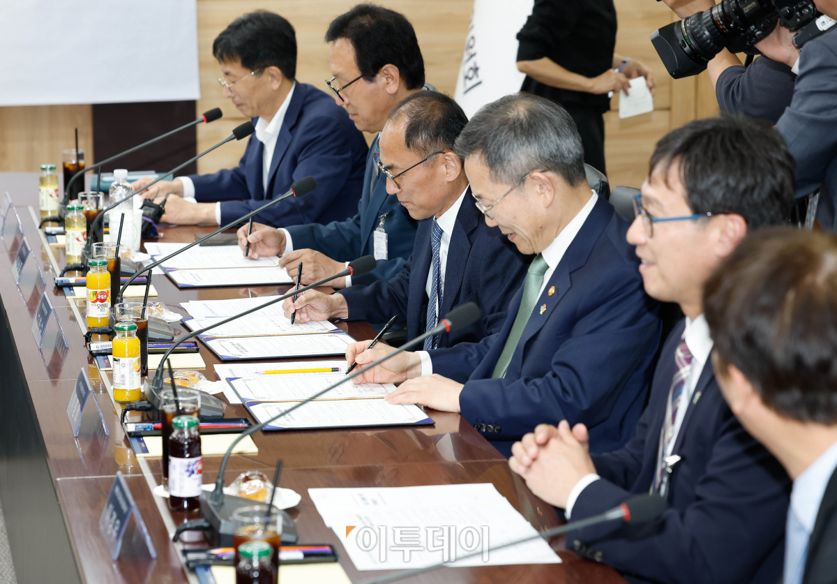 ▲3일 서울 종로구 정부서울청사에서 열린 AI·데이터 기반 보이스피싱 예방을 위한 업무 협약식에서 기관 대표들이 협약서에 사인을 하고 있다. 왼쪽 두번째부터 이상중 한국인터넷진흥원장, 고학수 개인정보보호위원장, 이종호 과학기술정보통신부 장관. 조현호 기자 hyunho@
