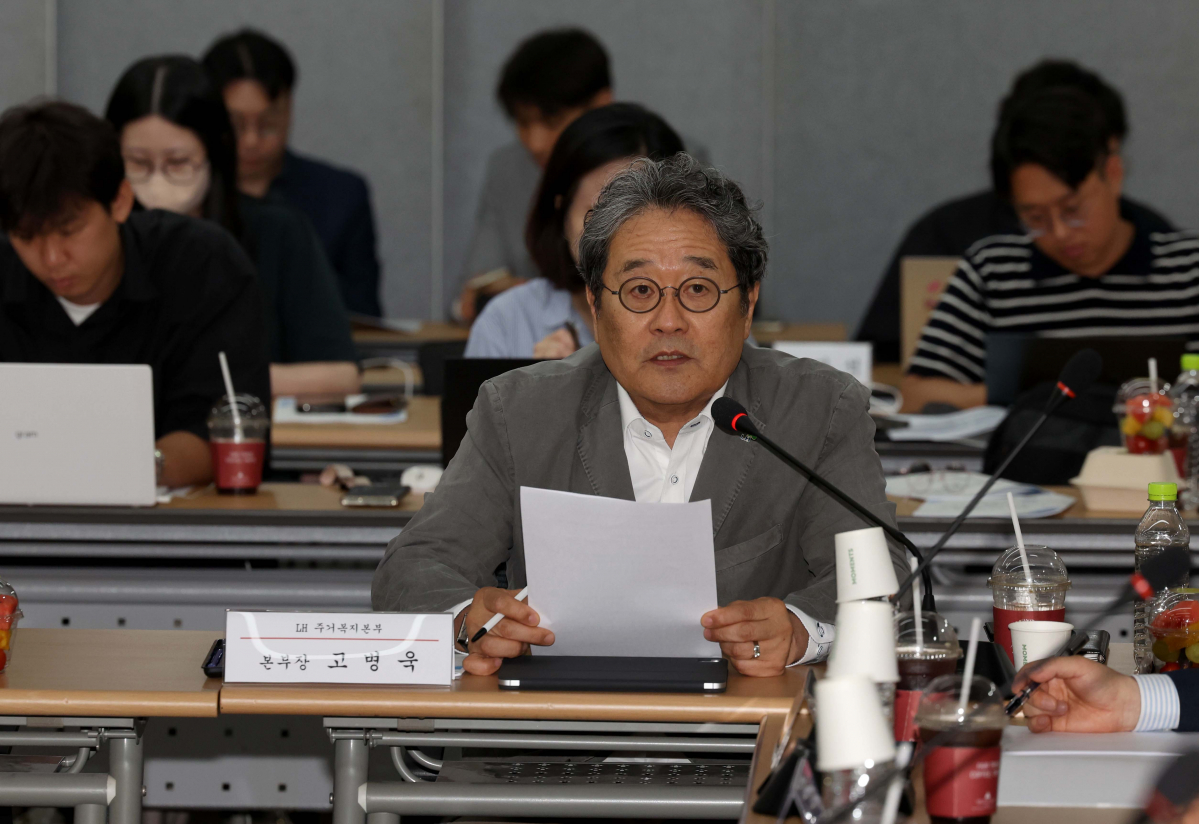 ▲3일 서울 강남구 한국토지주택공사(LH) 서울지역본부에서 열린 전세사기 피해자 주거지원 강화방안 토론회에서 고병욱 LH 주거복지본부 본부장이 인사말을 하고 있다. 신태현 기자 holjjak@