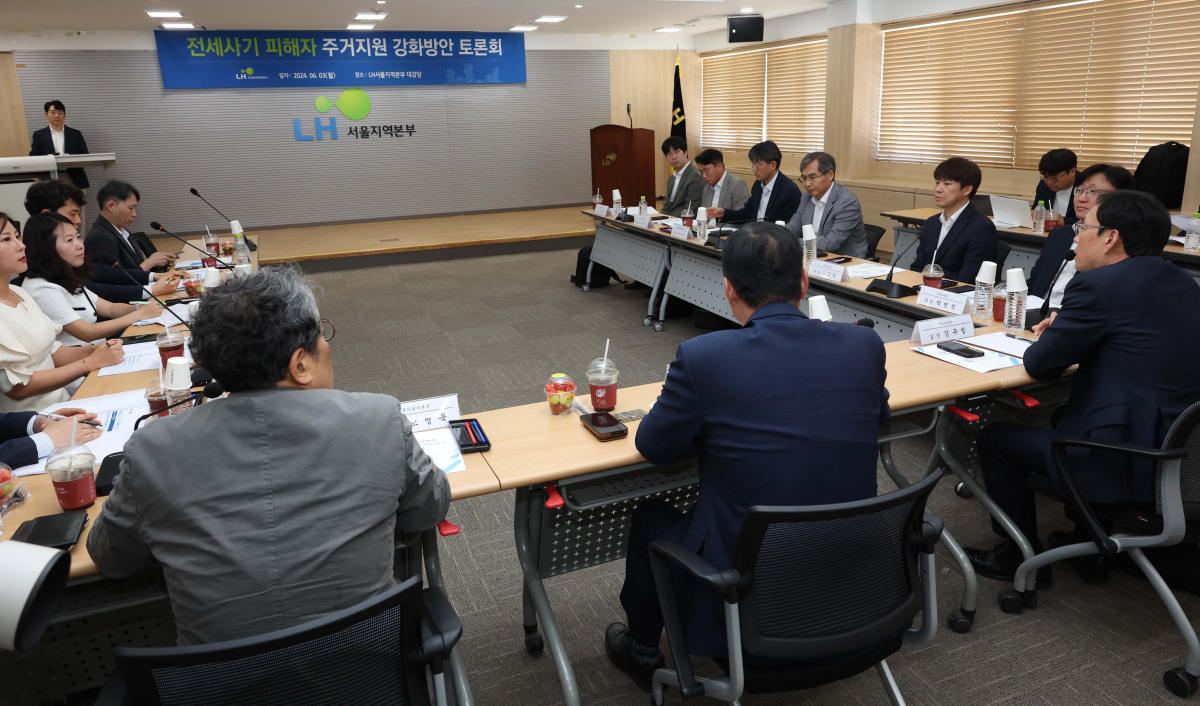 ▲3일 서울 강남구 한국토지주택공사(LH) 서울지역본부에서 열린 전세사기 피해자 주거지원 강화방안 토론회에서 김규철 국토교통부 주택토지실장이 인사말을 하고 있다. 신태현 기자 holjjak@