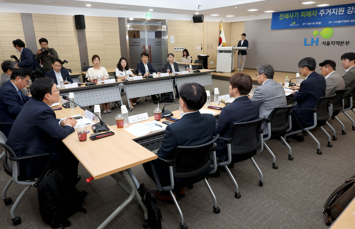 ▲3일 서울 강남구 한국토지주택공사(LH) 서울지역본부에서 열린 전세사기 피해자 주거지원 강화방안 토론회에서 김규철 국토교통부 주택토지실장이 인사말을 하고 있다. 신태현 기자 holjjak@