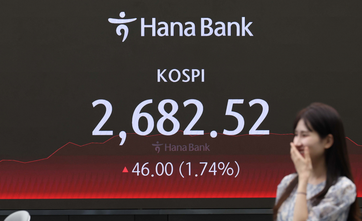 ▲서울 중구 하나은행 딜링룸에서 관계자들이 업무를 보고 있다. 신태현 기자 holjjak@