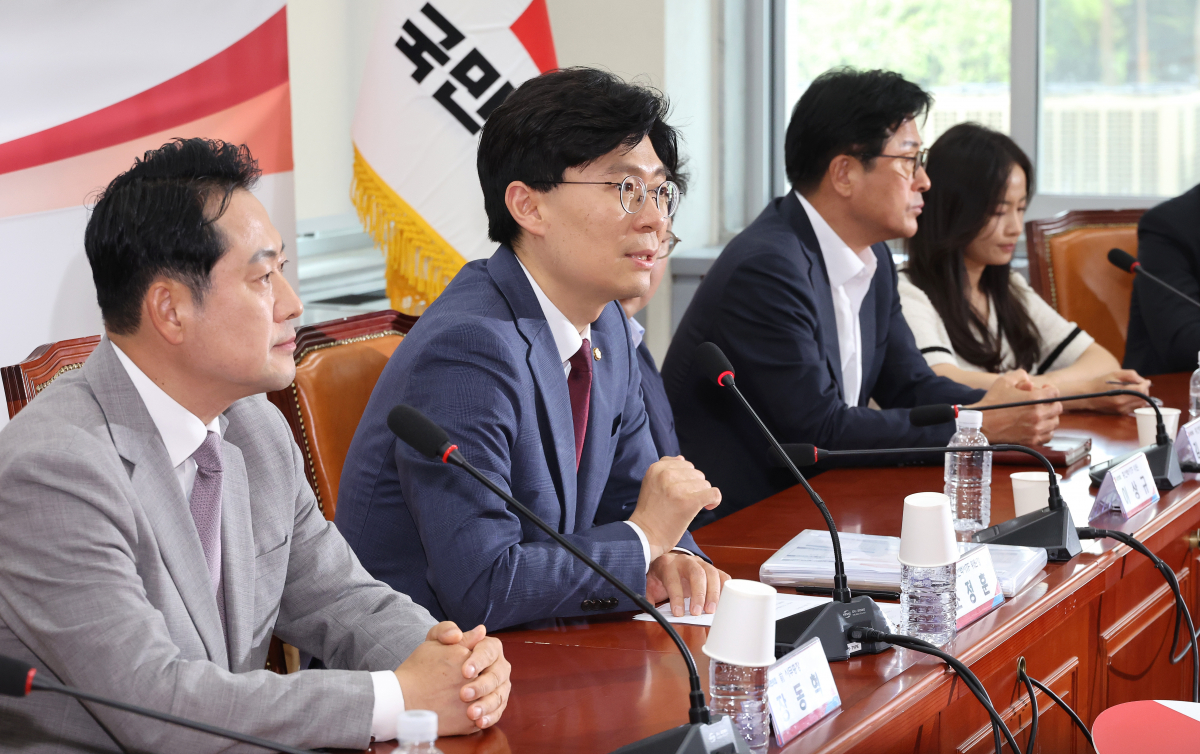 ▲총선백서 특위에서 발언하는 조정훈 위원장    (서울=연합뉴스) 김주형 기자 = 국민의힘 조정훈 총선백서TF 위원장(왼쪽 두번째)이 29일 오후 국회에서 열린 제22대 총선백서 특별위원회 전체회의에서 발언하고 있다.  (연합뉴스)