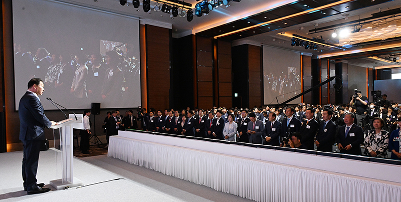 ▲최태원 대한상공회의소 회장이 3일 서울 여의도 콘래드 서울 그랜드볼룸에서 열린 제22대 국회의원 환영 리셉션에서 축사를 하고 있다. 국회사진취재단