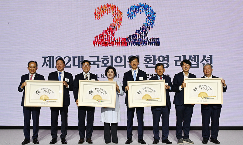 ▲최태원 대한상공회의소 회장이 3일 여의도 콘래드 서울 그랜드볼룸에서 열린 제22대 국회의원 환영 리셉션에서 주요 정당 대표에게 '국회, 국민과 경제를 우선하는 민의의 전당'이라고 적힌 부채 기념품을 전달하고 있다. 왼쪽부터 추경호 국민의힘 원내대표, 최 회장, 박찬대 더불어민주당 원내대표, 박윤경 대구상의 회장, 조국 조국혁신당 대표, 한상원 광주상의 회장, 이준석 개혁신당 의원, 정태희 대전상의 회장. 국회사진취재단