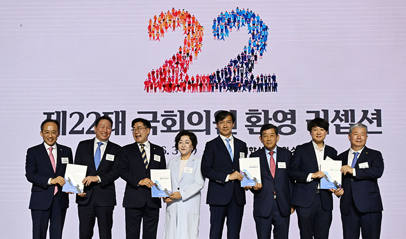 ▲최태원 대한상공회의소 회장이 3일 여의도 콘래드 서울 그랜드볼룸에서 열린 제22대 국회의원 환영 리셉션에서 주요 정당 대표에게 제언집을 전달하고 있다. 왼쪽부터 추경호 국민의힘 원내대표, 최 회장, 박찬대 더불어민주당 원내대표, 박윤경 대구상의 회장, 조국 조국혁신당 대표, 한상원 광주상의 회장, 이준석 개혁신당 의원, 정태희 대전상의 회장. 국회사진취재단