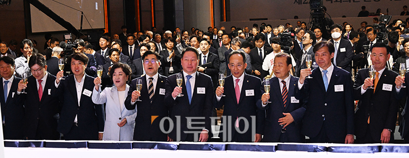 ▲최태원 대한상공회의소 회장이 3일 여의도 콘래드 서울 그랜드볼룸에서 열린 제22대 국회의원 환영 리셉션에서 추경호 국민의힘 원내대표, 박찬대 더불어민주당 원내대표를 비롯한 참석자들과 건배를 하고 있다. 국회사진취재단