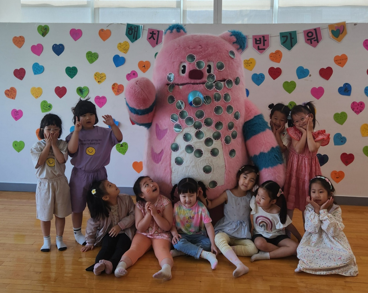 ▲아이들이 해치에게 마법방울 스티커를 붙여준 후 기념촬영을 하는 모습. (김채빈 기자 chaebi@)