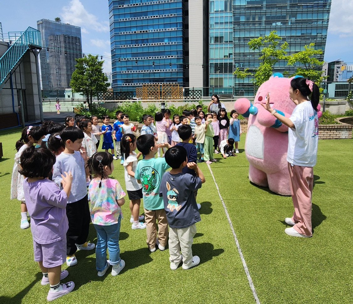 ▲해치와 함께 비눗방울 놀이를 하는 아이들의 모습. (김채빈 기자 chaebi@)