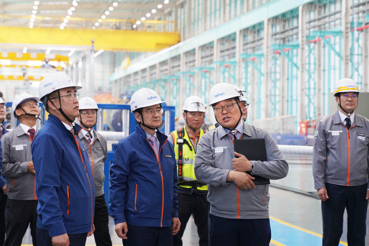 ▲가동식에 참석한 경영진이 해저케이블 1공장 1단계 라인을 살펴보고 있다. (사진제공-대한전선)