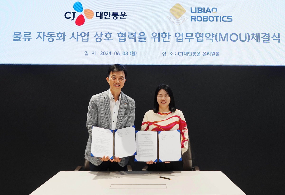 ▲3일 CJ대한통운 종로사옥에서 열린 업무협약식에서 김경훈 CJ대한통운 TES물류기술연구소 소장(왼쪽)과 시아 후이링 리비아오 로보틱스의 CEO가 MOU를 체결 하고 기념사진을 찍고 있다. (사진제공=CJ대한통운)