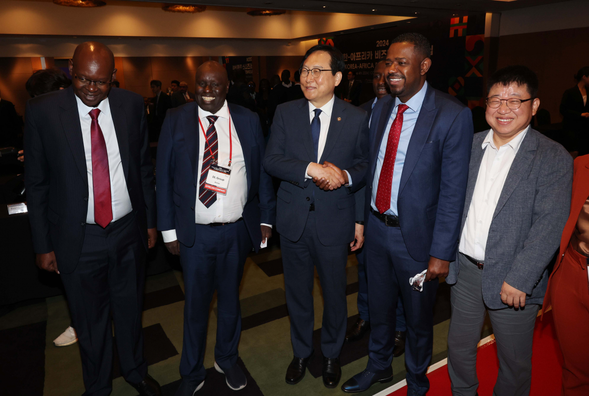 ▲정인교 산업통상자원부 통상교섭본부장이 4일 서울 강남구 인터컨티넨탈 서울 코엑스 호텔에서 열린 ‘한-아프리카 비즈니스 파트너십 및 계약·MOU 체결식’에서 참석자들과 인사하고 있다. 신태현 기자 holjjak@