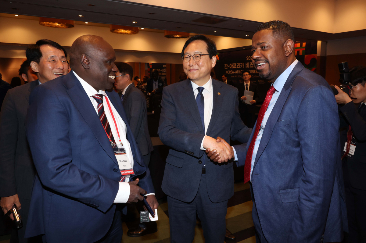 ▲정인교 산업통상자원부 통상교섭본부장이 4일 서울 강남구 인터컨티넨탈 서울 코엑스 호텔에서 열린 ‘한-아프리카 비즈니스 파트너십 및 계약·MOU 체결식’에서 참석자들과 인사하고 있다. 신태현 기자 holjjak@