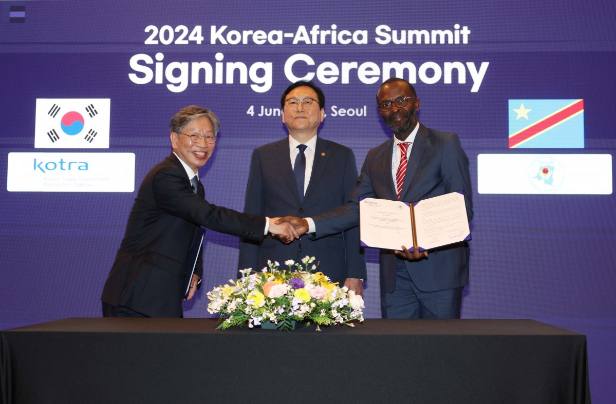▲정인교(가운데) 산업통상자원부 통상교섭본부장이 4일 서울 강남구 인터컨티넨탈 서울 코엑스 호텔에서 열린 ‘한-아프리카 비즈니스 파트너십 및 계약·MOU 체결식’에서 유정열 코트라 사장과 Anthony NKINZO Kamole DR콩고 투자진흥청장의 MOU에 배석해 있다. 신태현 기자 holjjak@