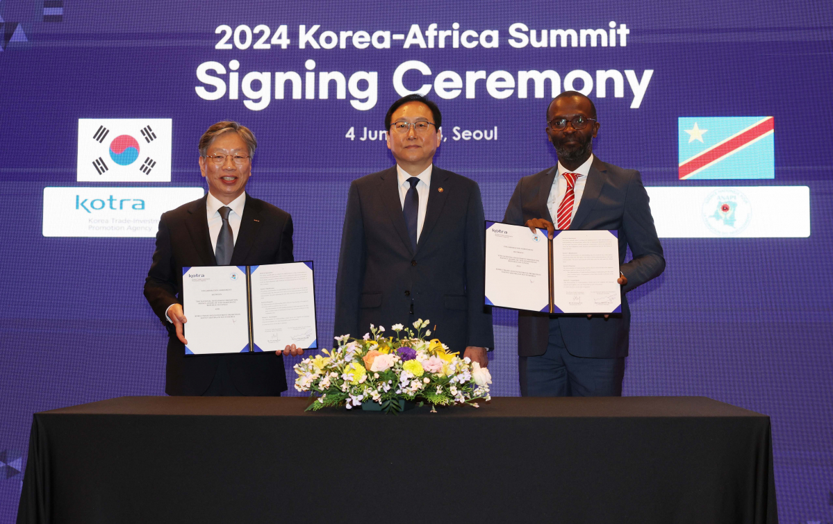 ▲정인교(가운데) 산업통상자원부 통상교섭본부장이 4일 서울 강남구 인터컨티넨탈 서울 코엑스 호텔에서 열린 ‘한-아프리카 비즈니스 파트너십 및 계약·MOU 체결식’에서 유정열 코트라 사장과 Anthony NKINZO Kamole DR콩고 투자진흥청장의 MOU에 배석해 있다. 신태현 기자 holjjak@