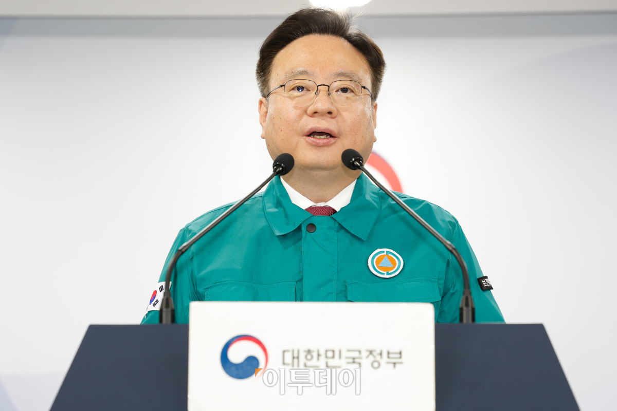 Health and Welfare Minister Cho Kyu-hong broadcasts present points associated to medical reform [포토]