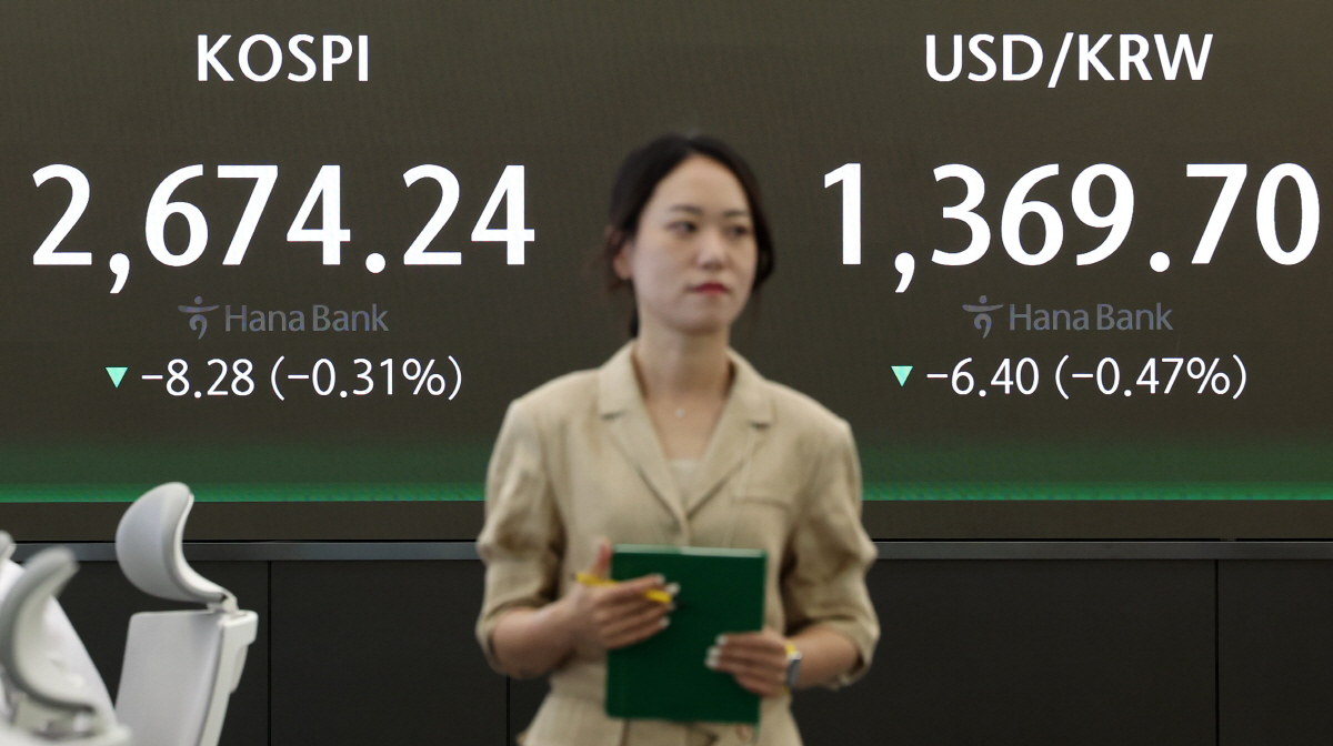 ▲4일 오전 서울 중구 하나은행 딜링룸 전광판에 지수가 표시되고 있다.(사진=뉴시스)