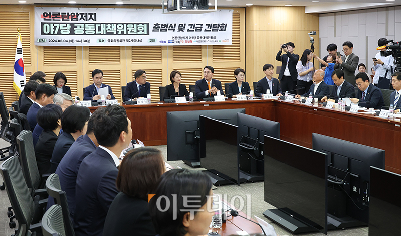 ▲4일 서울 여의도 국회 의원회관에서 언론탑압 저지 야7당 공동대책위원회 출범식 및 긴급 간담회가 열리고 있다. 왼쪽부터 공동대책위원장을 맡은 용혜인 기본소득당 원내대표, 김종민 새로운미래 의원, 신장식 조국혁신당 의원, 고민정 더불어민주당 의원, 천하람 개혁신당 원내대표, 전종덕 진보당 의원, 한창민 사회민주당 원내대표. 고이란 기자 photoeran@