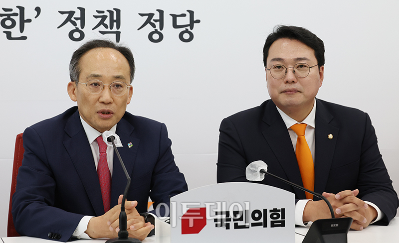 ▲추경호(왼쪽) 국민의힘 원내대표가 4일 서울 여의도 국회에서 천하람 개혁신당 원내대표를 접견하고 있다. 고이란 기자 photoeran@