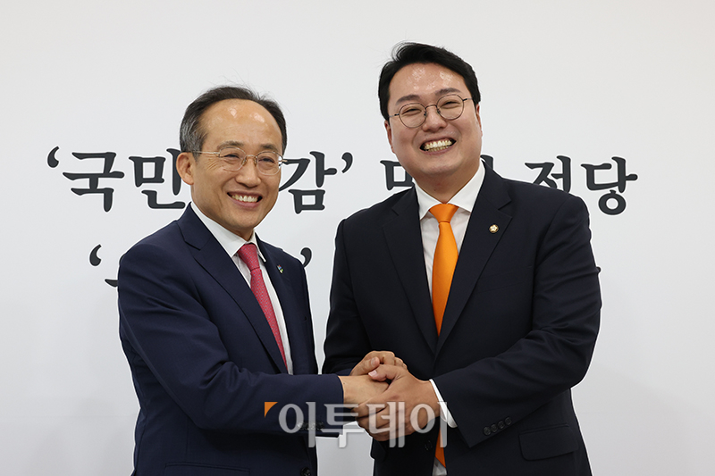 ▲추경호(왼쪽) 국민의힘 원내대표가 4일 서울 여의도 국회에서 천하람 개혁신당 원내대표를 접견하고 있다. 고이란 기자 photoeran@