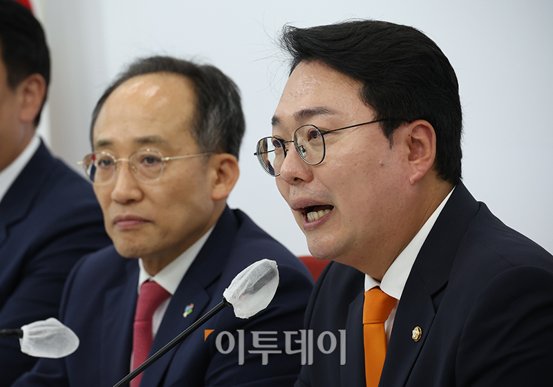 ▲천하람(오른쪽) 개혁신당 원내대표가 4일 서울 여의도 국회에서 추경호 국민의힘 원내대표를  예방하고 있다. 고이란 기자 photoeran@