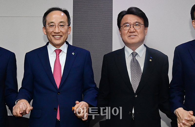 ▲추경호(왼쪽) 국민의힘 원내대표가 4일 서울 여의도 국회 의원회관에서 황운하 조국혁신당 원내대표를 예방하고 있다. 고이란 기자 photoeran@