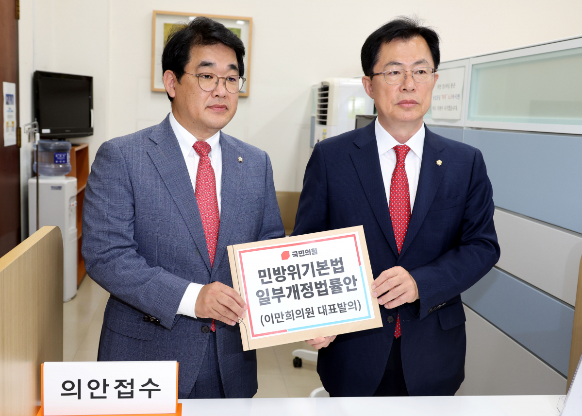 ▲배준영 국민의힘 원내수석부대표와 이만희 의원이 5일 오전 서울 여의도 국회 의안과에서 북한 오물풍선 도발 피해 보상을 위한 민방위기본법 개정안을  제출하고 있다. (뉴시스)