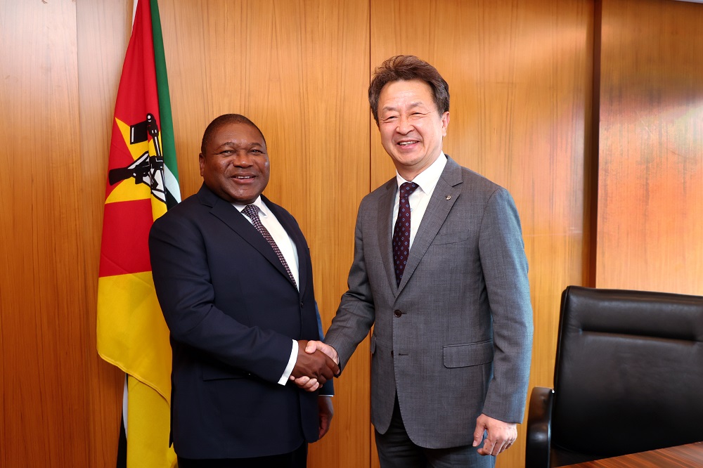 ▲백정완 대우건설 사장과 필리프 자신투 뉴시 모잠비크 대통령이 기념 사진을 촬영하고 있다. (자료제공=대우건설)