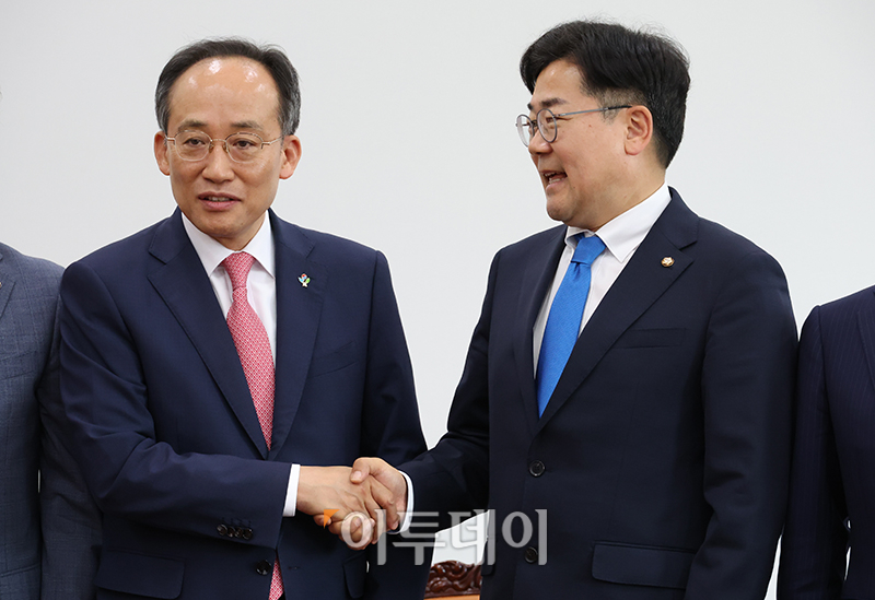 ▲추경호(왼쪽) 국민의힘 원내대표와 박찬대 더불어민주당 원내대표가 5일 서울 여의도 국회 운영위원장실에서 원 구성 협상을 위해 회동을 하고 있다. 고이란 기자 photoeran@