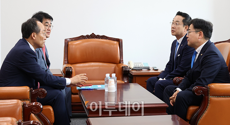 ▲추경호 국민의힘 원내대표와 박찬대 더불어민주당 원내대표가 5일 서울 여의도 국회 운영위원장실에서 원 구성 협상을 위해 회동을 하고 있다. 왼쪽부터 추 국민의힘 원내대표, 배준영 원내수석부대표, 박성준 민주당 원내수석부대표, 박 원내대표. 고이란 기자 photoeran@