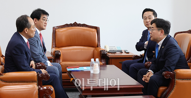 ▲추경호 국민의힘 원내대표와 박찬대 더불어민주당 원내대표가 5일 서울 여의도 국회 운영위원장실에서 원 구성 협상을 위해 회동을 하고 있다. 왼쪽부터 추 국민의힘 원내대표, 배준영 원내수석부대표, 박성준 민주당 원내수석부대표, 박 원내대표. 고이란 기자 photoeran@