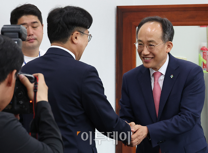 ▲추경호(오른쪽) 국민의힘 원내대표와 박찬대 더불어민주당 원내대표가 5일 서울 여의도 국회 운영위원장실에서 원 구성 협상을 위해 회동을 하고 있다. 고이란 기자 photoeran@