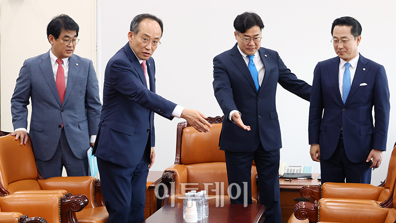 ▲추경호 국민의힘 원내대표와 박찬대 더불어민주당 원내대표가 5일 서울 여의도 국회 운영위원장실에서 원 구성 협상을 위해 회동을 하고 있다. 왼쪽부터 배준영 국민의힘 원내수석부대표, 추 원내대표, 박 민주당 원내대표, 박성준 원내수석부대표. 고이란 기자 photoeran@