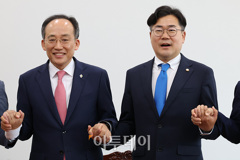 ▲추경호(왼쪽) 국민의힘 원내대표와 박찬대 더불어민주당 원내대표가 5일 서울 여의도 국회 운영위원장실에서 원 구성 협상을 위해 회동을 하고 있다. 고이란 기자 photoeran@