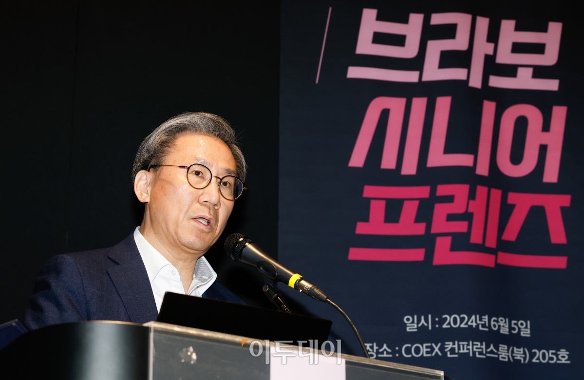 ▲김덕헌 이투데이 대표이사가 5일 서울 강남구 코엑스에서 열린 브라보 시니어 프렌즈 런칭 기념 세미나에서 인사말을 하고 있다. 조현호 기자 hyunho@