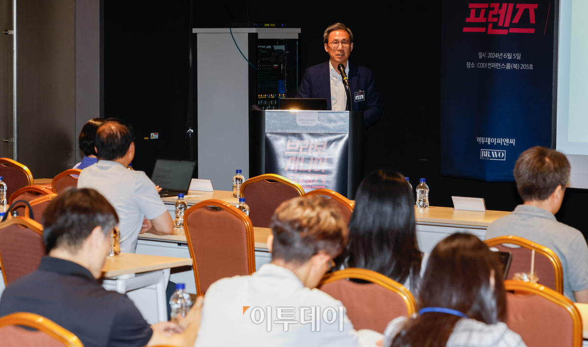 ▲김덕헌 이투데이 대표이사가 5일 서울 강남구 코엑스에서 열린 브라보 시니어 프렌즈 런칭 기념 세미나에서 인사말을 하고 있다. 조현호 기자 hyunho@