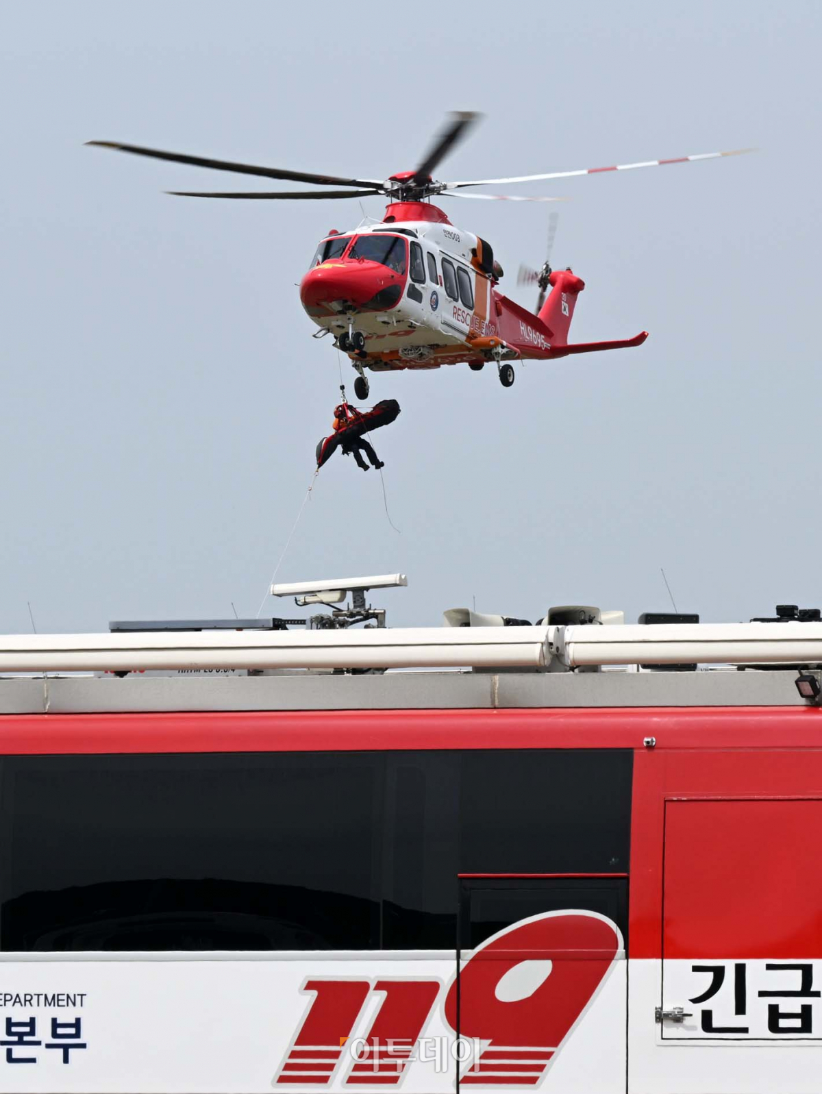 ▲5일 인천국제공항 모형항공기 훈련장에서 레디코리아 2차 훈련이 열리고 있다. 이날 훈련은 착륙 중인 여객기가 돌풍 발생으로 활주로를 이탈, 승객용 버스와 충돌해 화재가 발생한 상황을 가정해 진행됐다. 공항사진기자단