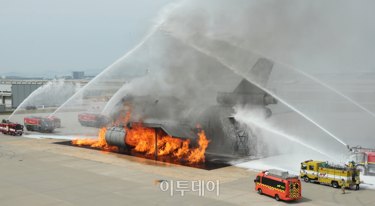 ▲5일 인천국제공항 모형항공기 훈련장에서 레디코리아 2차 훈련이 열리고 있다. 이날 훈련은 착륙 중인 여객기가 돌풍 발생으로 활주로를 이탈, 승객용 버스와 충돌해 화재가 발생한 상황을 가정해 진행됐다. 공항사진기자단