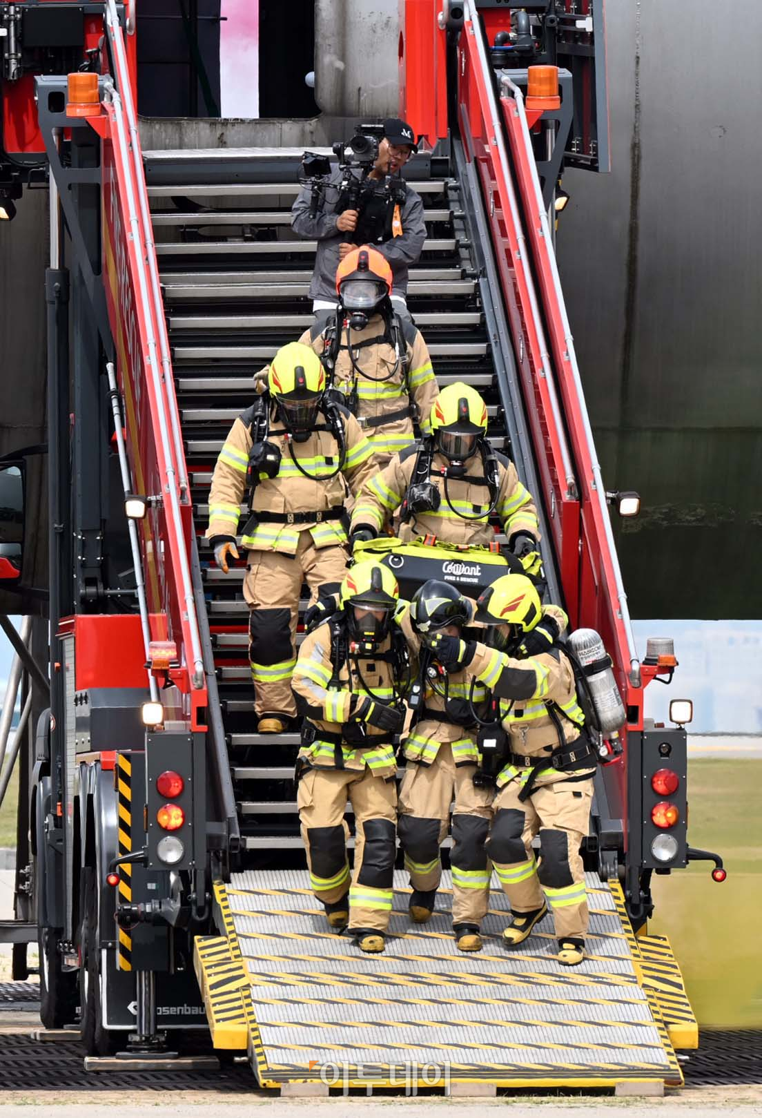 ▲5일 인천국제공항 모형항공기 훈련장에서 레디코리아 2차 훈련이 열리고 있다. 이날 훈련은 착륙 중인 여객기가 돌풍 발생으로 활주로를 이탈, 승객용 버스와 충돌해 화재가 발생한 상황을 가정해 진행됐다. 공항사진기자단