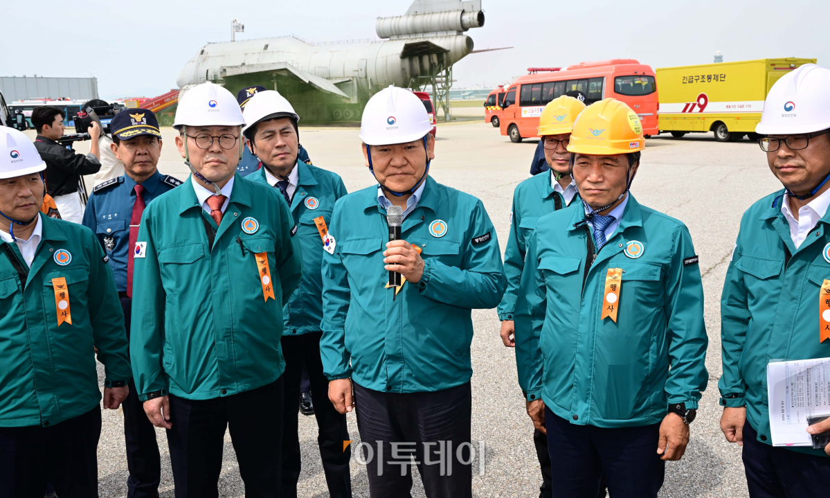 ▲이상민(가운데) 행안부 장관과 이학재(오른쪽 두 번째) 인천국제공항 사장이 5일 인천국제공항 모형항공기 훈련장에서 열린 레디코리아 2차 훈련에서 사고현장을 점검하고 있다. 이날 훈련은 착륙 중인 여객기가 돌풍 발생으로 활주로를 이탈, 승객용 버스와 충돌해 화재가 발생한 상황을 가정해 진행됐다. 공항사진기자단