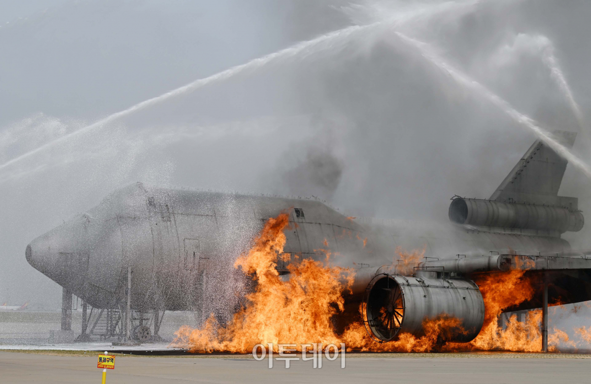 ▲5일 인천국제공항 모형항공기 훈련장에서 레디코리아 2차 훈련이 열리고 있다. 이날 훈련은 착륙 중인 여객기가 돌풍 발생으로 활주로를 이탈, 승객용 버스와 충돌해 화재가 발생한 상황을 가정해 진행됐다. 공항사진기자단