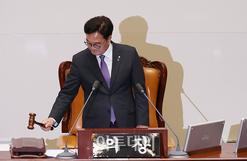 ▲제22대 첫 본회의가 열린 5일 서울 여의도 국회에서 우원식 국회의장이 의사봉을 두드리고 있다. 고이란 기자 photoeran@