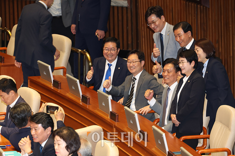 ▲제22대 첫 본회의가 열린 5일 서울 여의도 국회에서 의원들이 기념촬영을 하고 있다. 고이란 기자 photoeran@