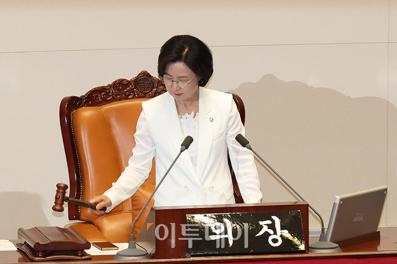 ▲제22대 첫 본회의가 열린 5일 서울 여의도 국회에서 추미애 더불어민주당 의원이 의사봉을 두드리고 있다. 고이란 기자 photoeran@