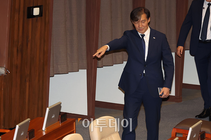 ▲제22대 첫 본회의가 열린 5일 서울 여의도 국회에서 조국 조국혁신당 대표가 자리로 향하고 있다. 고이란 기자 photoeran@