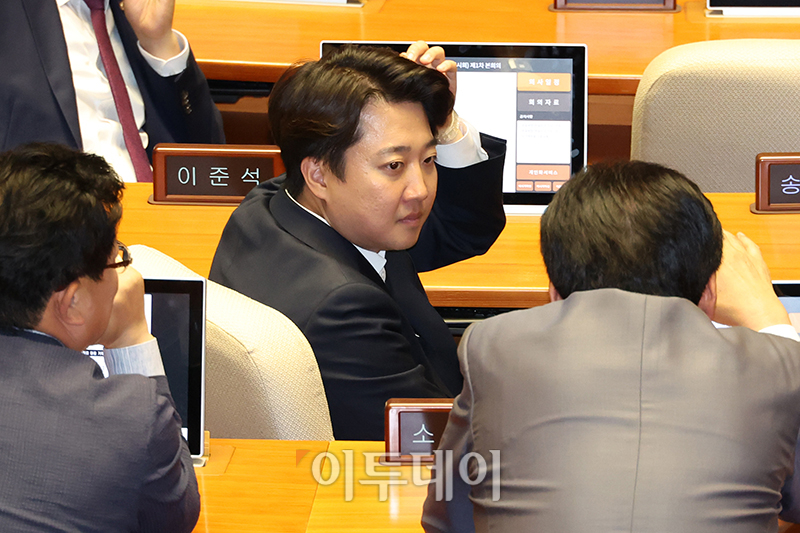 ▲제22대 첫 본회의가 열린 5일 서울 여의도 국회에서 이준석 개혁신당 의원이 동료 의원들과 대화하고 있다. 고이란 기자 photoeran@