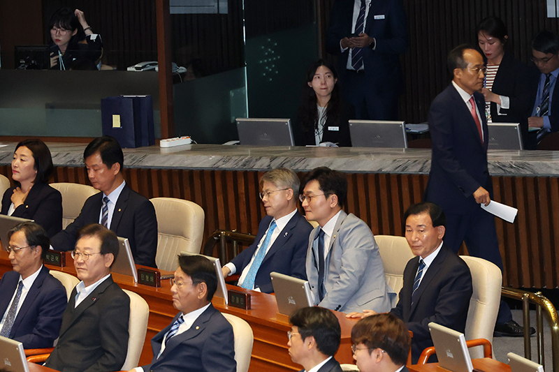 ▲제22대 첫 본회의가 열린 5일 서울 여의도 국회에서 추경호 국민의힘 원내대표가 의사진행 발언을 마치고 회의장을 나서고 있다. 앞줄 왼쪽 두번째는 이재명 더불어민주당 대표. 고이란 기자 photoeran@