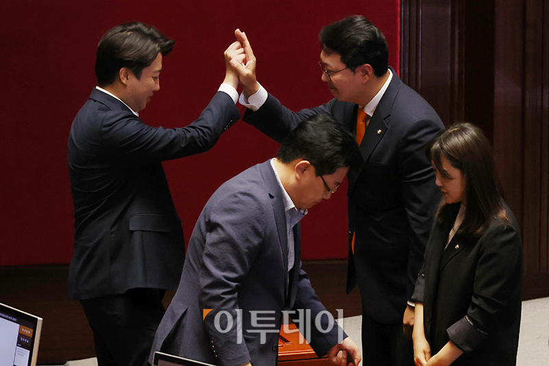 ▲제22대 첫 본회의가 열린 5일 서울 여의도 국회에서 천하람(오른쪽) 개혁신당 원내대표와 이준석 의원이 손뼉을 마주치고 있다. 고이란 기자 photoeran@