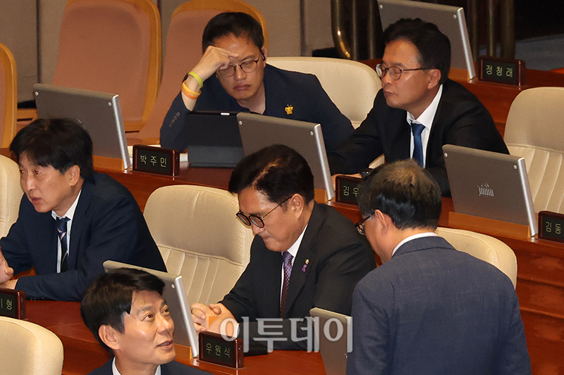 ▲제22대 첫 본회의가 열린 5일 서울 여의도 국회에서 우원식 더불어민주당 의원이 국회의장 선거 결과를 앞두고 눈을 감고 손을 모으고 있다. 고이란 기자 photoeran@