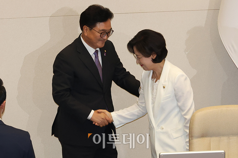 ▲제22대 첫 본회의가 열린 5일 서울 여의도 국회에서 우원식(왼쪽) 국회의장이 추미애 더불어민주당 의원과 인사하고 있다. 고이란 기자 photoeran@